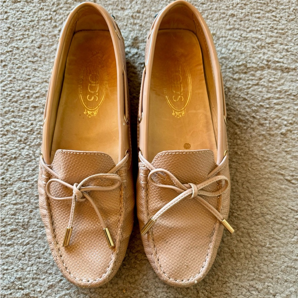 TOD’S Gommino Calfskin Driving Shoes with iconic rubber pebbled heel. Size 7.5